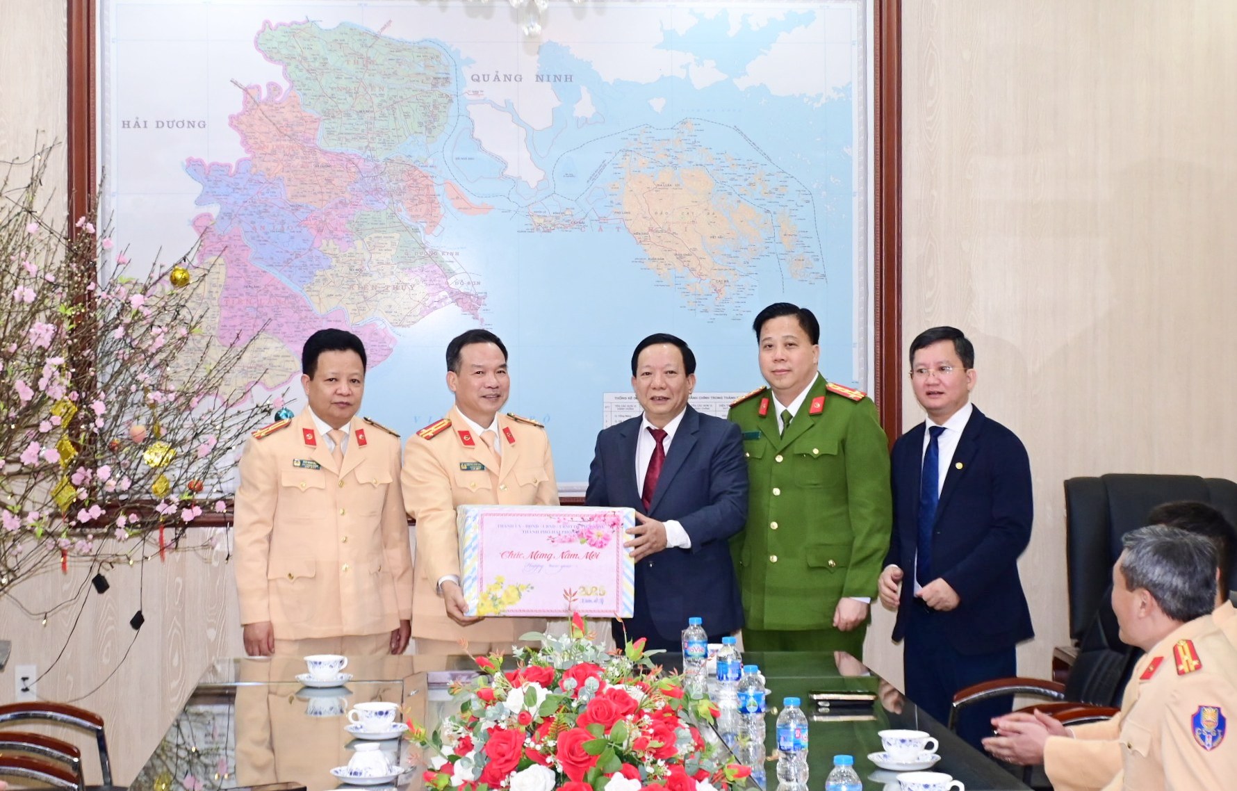 Đồng chí Nguyễn Đức Thọ, Phó chủ tịch UBND thành phố thăm, chúc Tết các đơn vị làm nhiệm vụ ngày 29 Tết Nguyên đán Ất Tỵ 2025